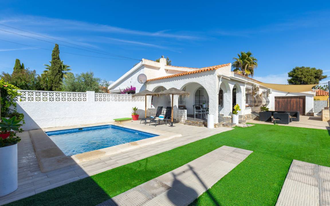 Torrevieja Villa | 100 m² Villa ∙ 3 bedrooms ∙ 12 guests
