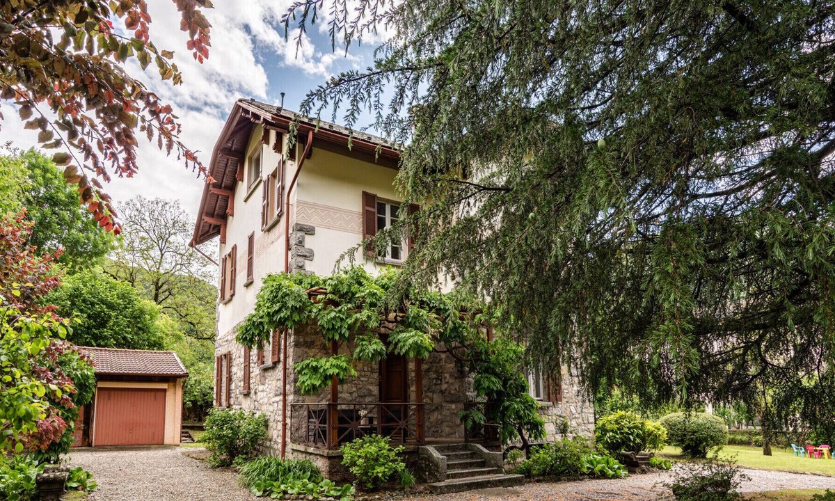 Barni Apartment | 1900s house surrounded by greenery with parking!
