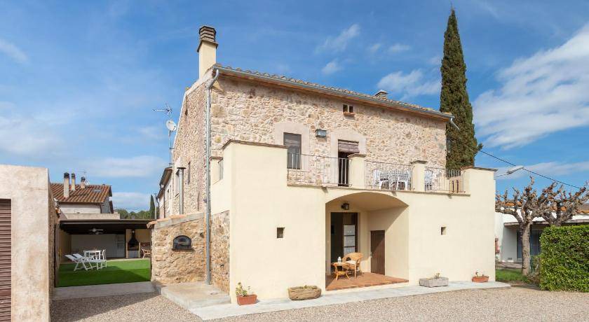 Sant Jordi Desvalls House | 200 m² House ∙ 4 bedrooms ∙ 9 guests