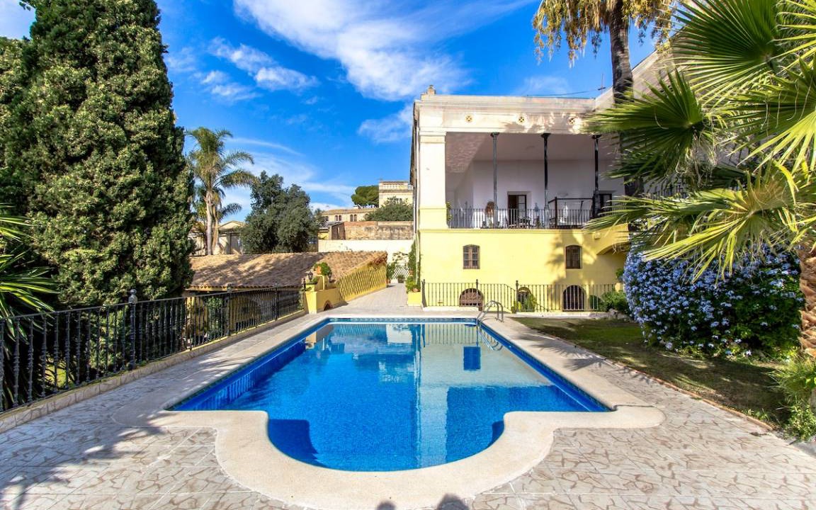 Banyeres del Penedes Villa | 2000 m² Villa ∙ 15 bedrooms ∙ 39 guests