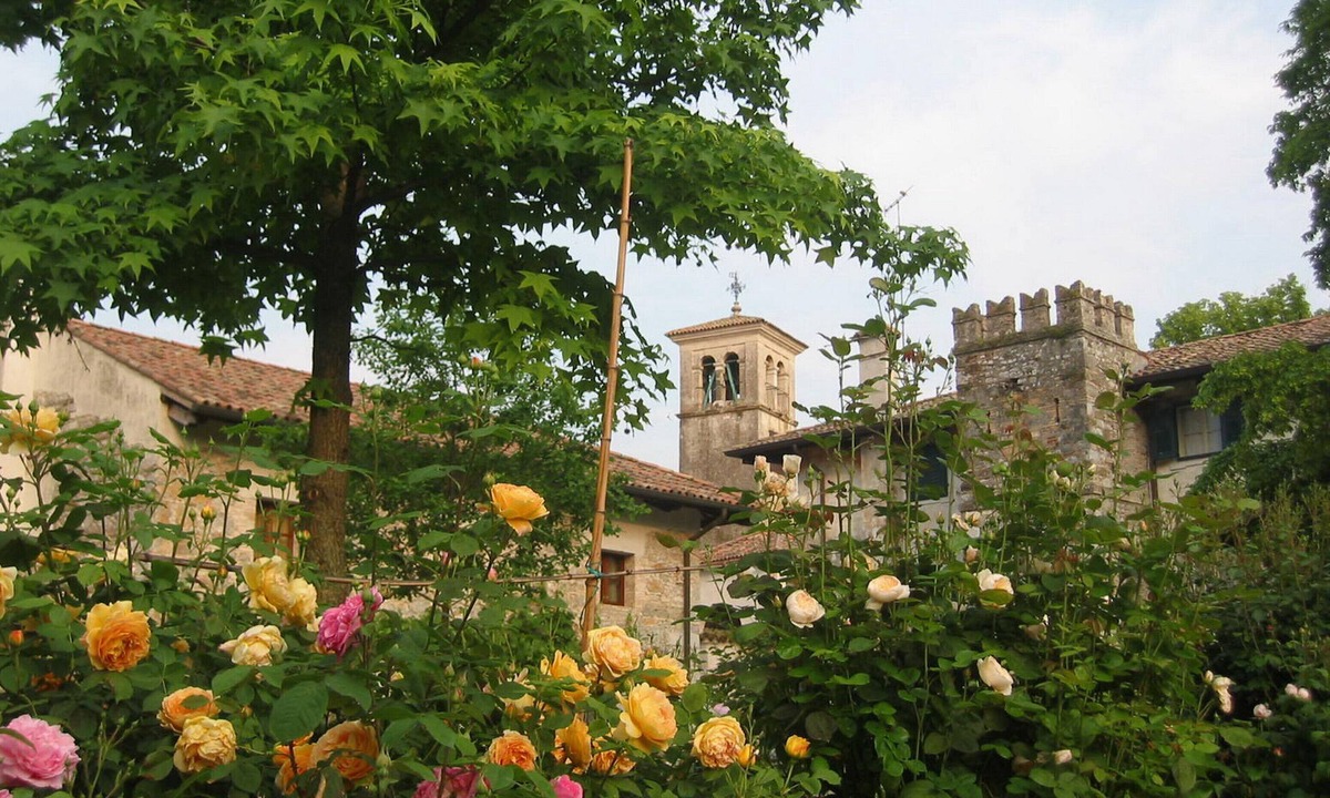 Stone Garden Castle Beach Hour | Strassoldo