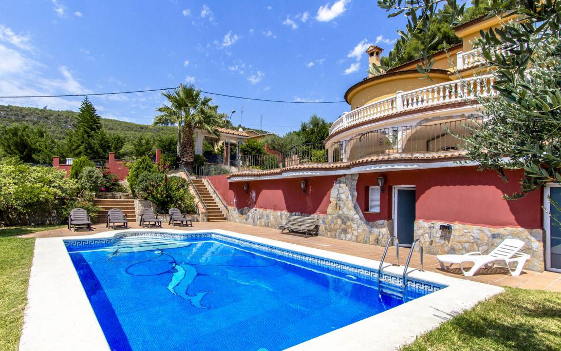 Torrelles de Llobregat Villa | 535 m² Villa ∙ 6 bedrooms ∙ 12 guests