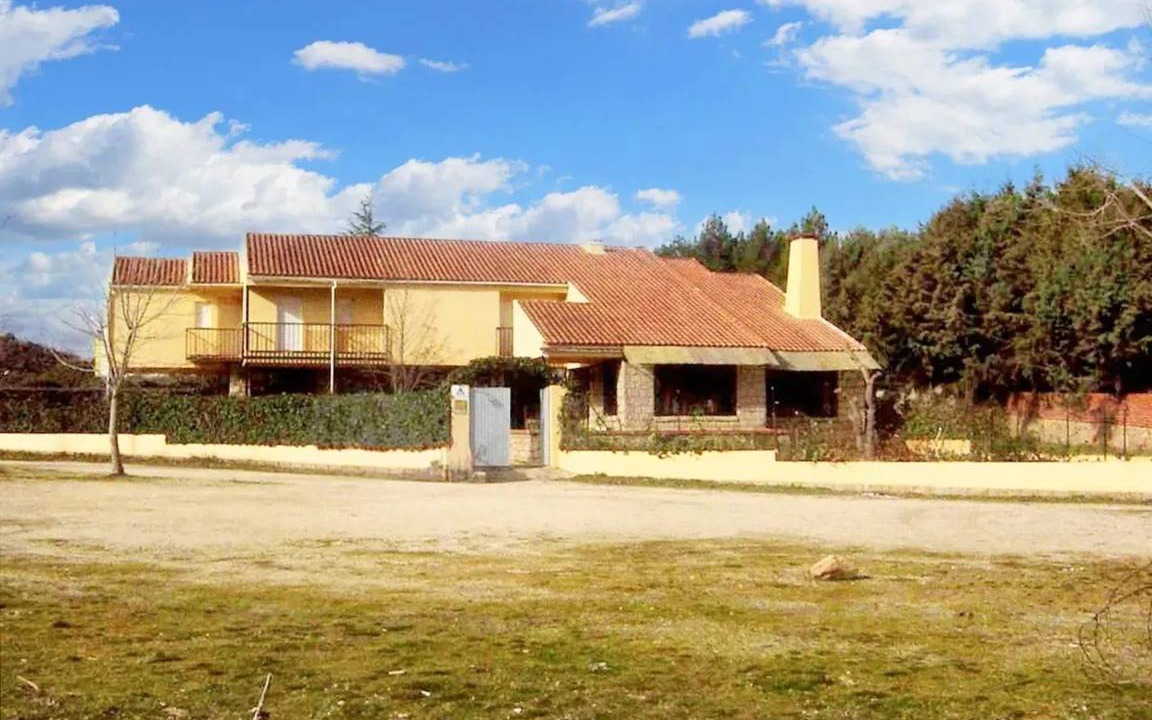 Navaluenga House | 700 m² House ∙ 6 bedrooms ∙ 30 guests