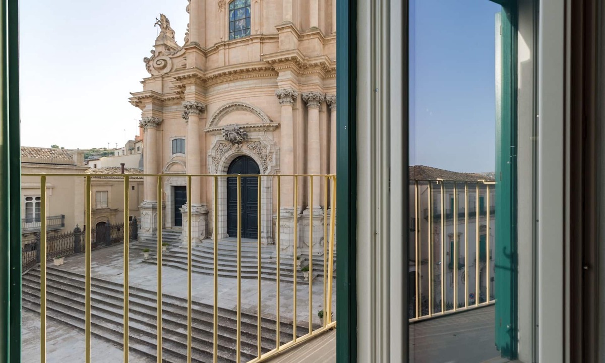 Ragusa Apartment | Achille, apartment in the centre with a view of the cathedral in Ragusa Ibla