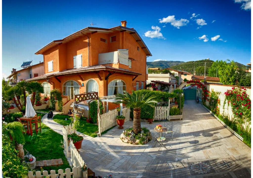 Capanne-Prato-Cinquale Villa | ALTIDO Villa Rosmarino