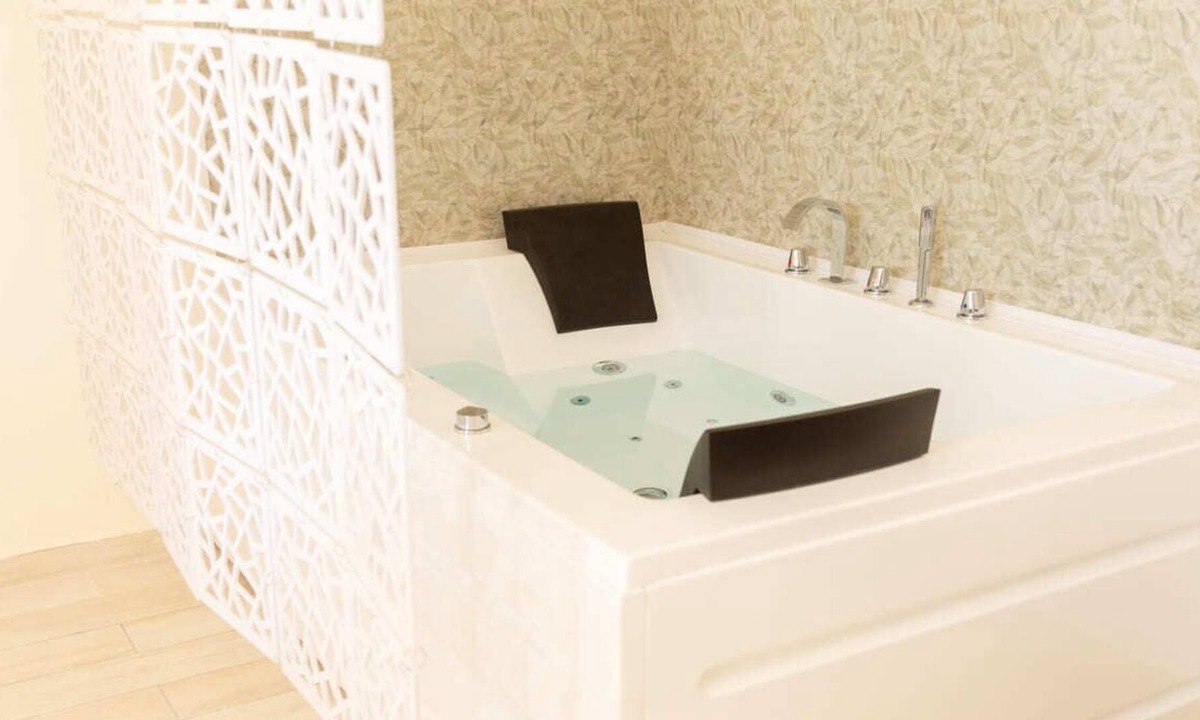 Ospedaletto D'Alpinolo Apartment | Apartment with whirlpool and garden with barbecue, deck chairs and gazebo (Fringuello)