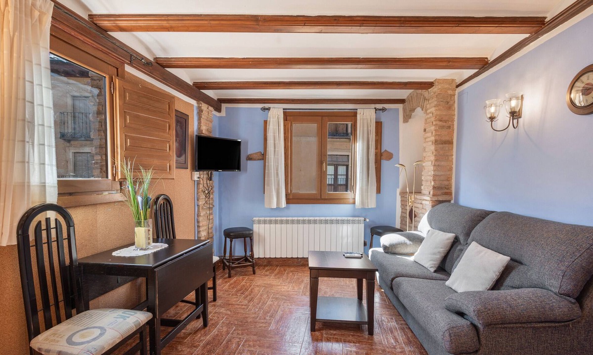 Daroca Apartment | Apartment 'Amira' with Wi-Fi and Air Conditioning