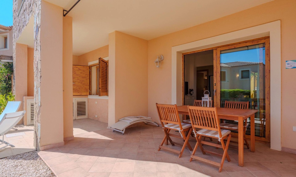 Murta Maria Apartment | Apartment 'Avocado' with Shared Pool, Private Garden and Air Conditioning