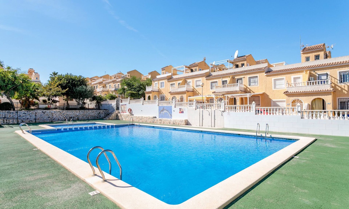 Puerto Marino Apartment | Apartment 'Duplex En Gran Alacant' with Shared Pool, Wi-Fi and Air Conditioning