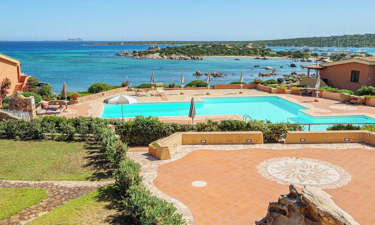 Golfo di Marinella Apartment | Apartment 'Eucaliptus Sea View' with Sea View, Shared Pool and Private Terrace