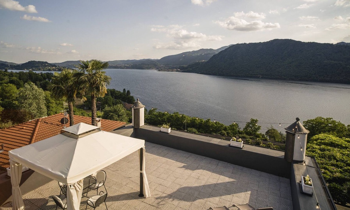 Crabbia Apartment | Apartment in 18th century villa with terrace and wonderful views over Lake Orta
