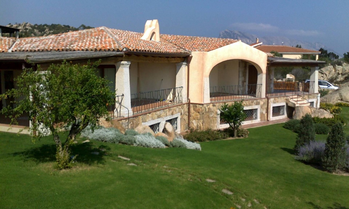 San Teodoro Villa | Apartment in fine villa with excellent sea view and well-kept garden.