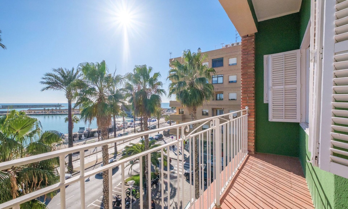 Benicarlo Apartment | Apartment 'Las Palmeras 3' with Sea View, Private Terrace and Balcony