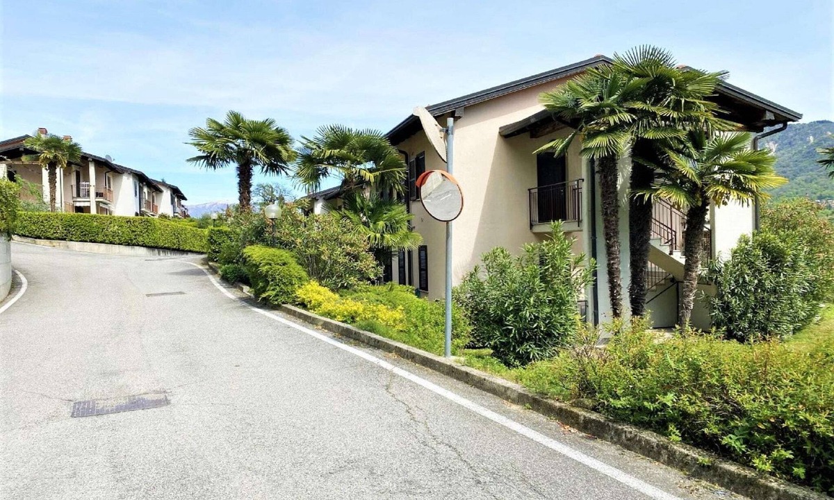 Castello Apartment | Apartment near Lake with Mountain Views