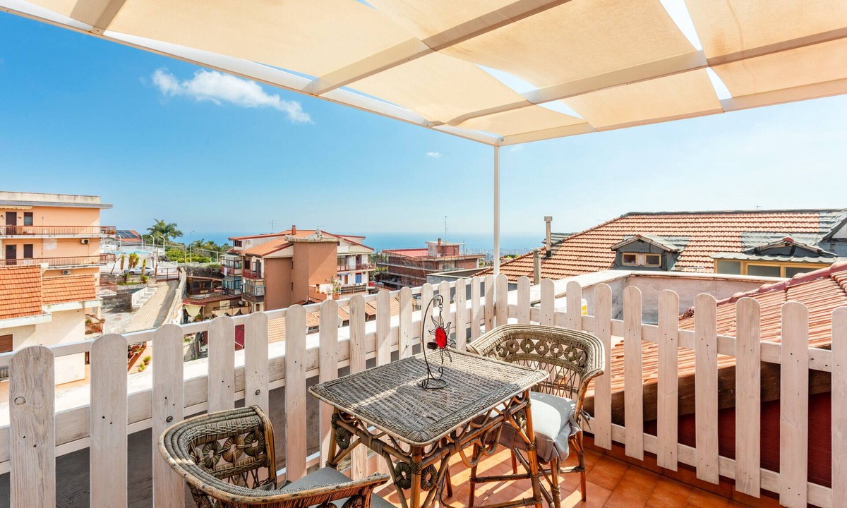 Gravina di Catania Apartment | Apartment 'Reale' with Private Terrace, Wi-Fi and Air Conditioning