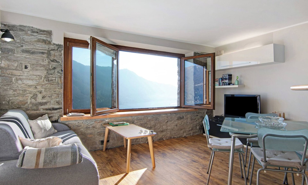 Moltrasio Apartment | Apartment "Renovated Barn of the year 1500" with Lake View & Wi-Fi