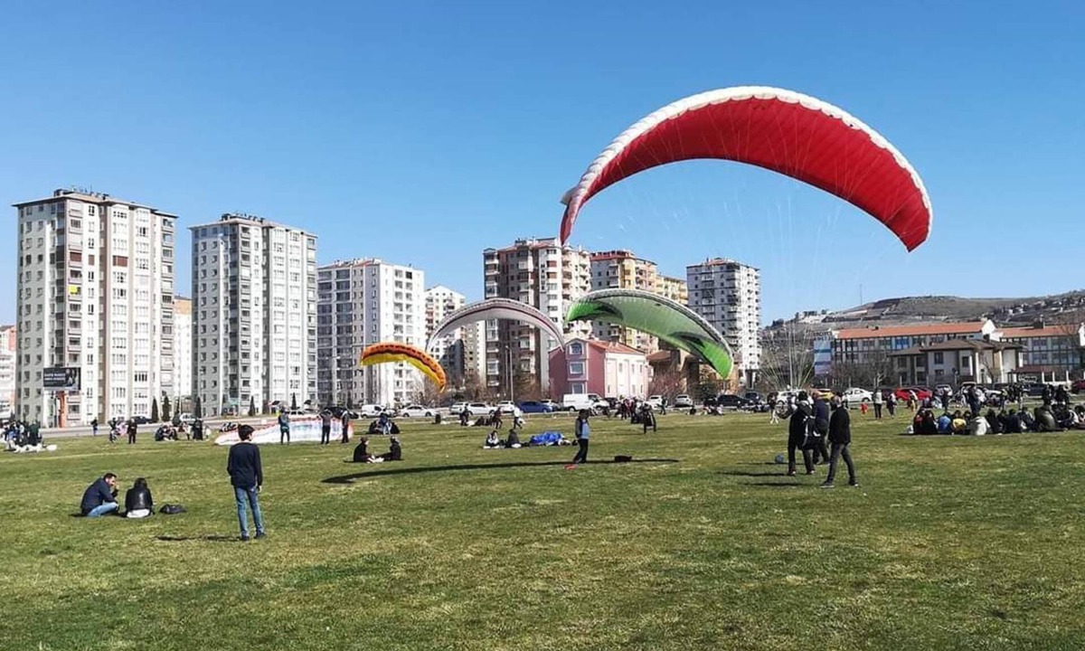 Melikgazi Apartment | Apartment with terrace and large park in front of the door. next to historic part mimsin