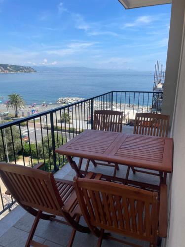 Cogoleto Apartment | Appartamento con terrazza fronte mare