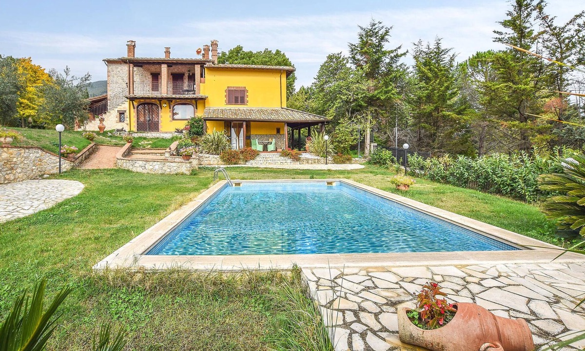 Avigliano Umbrio House | Are you looking for a vacation home with space for several families? Then this house with panoramic