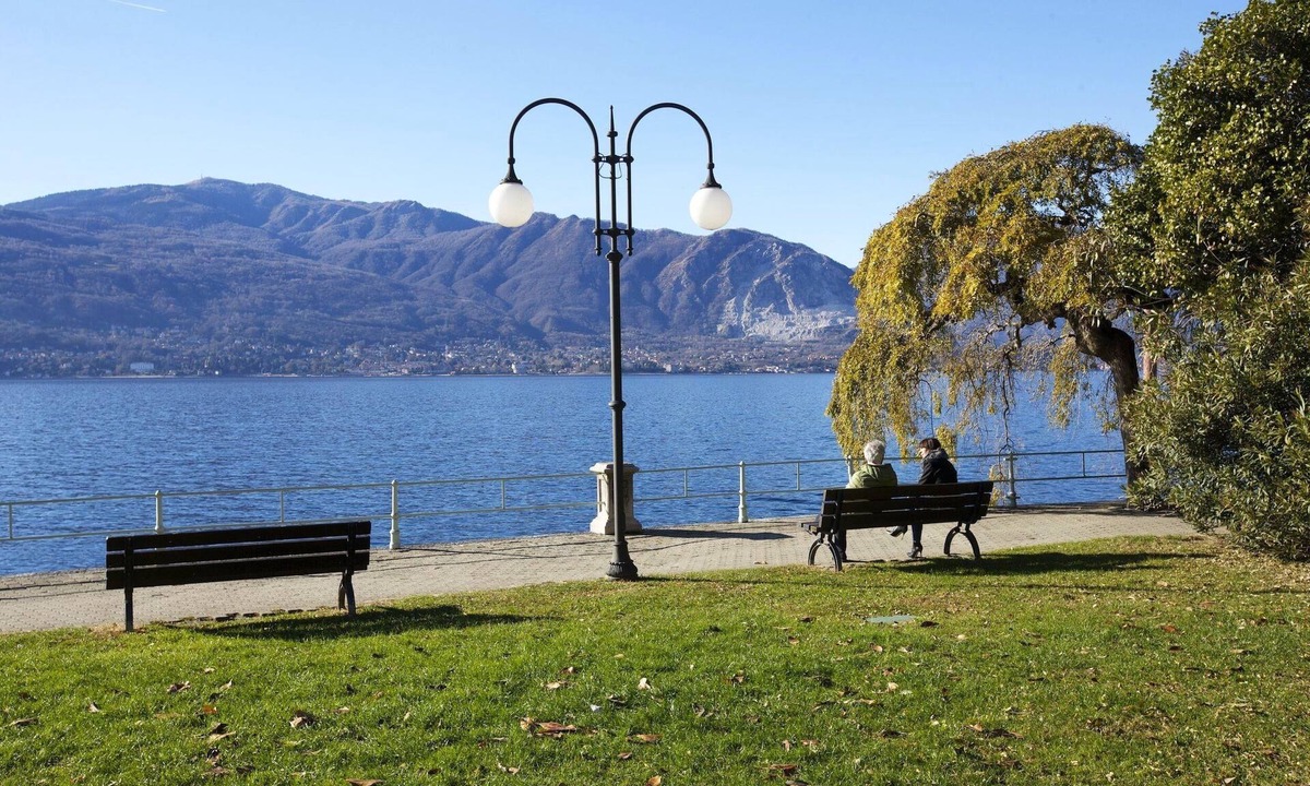 Verbania Apartment | Attractive apartment in a palazzo from the 17th century. Right on the lake promenade