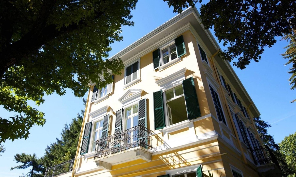 Susello Apartment | Beautiful apartment in an art nouveau villa with pool and spacious park