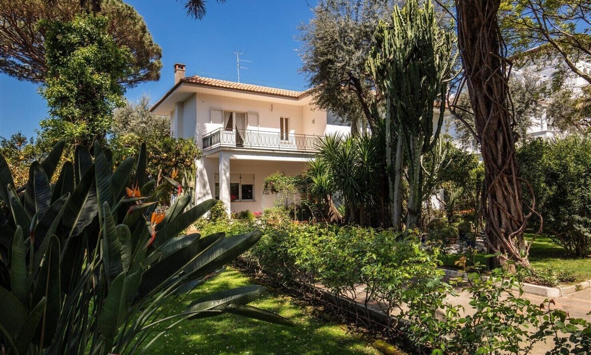 Sorrento City Centre Villa | BEAUTIFUL APARTMENT IN WONDERFUL VILLA IN SORRENTO CENTER SEA FRONT