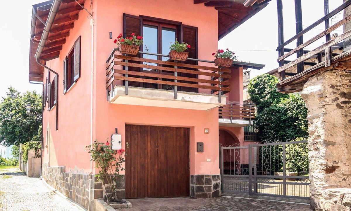 Pella House | Beautiful private villa for 6 people with WIFI, TV, patio and pets allowed