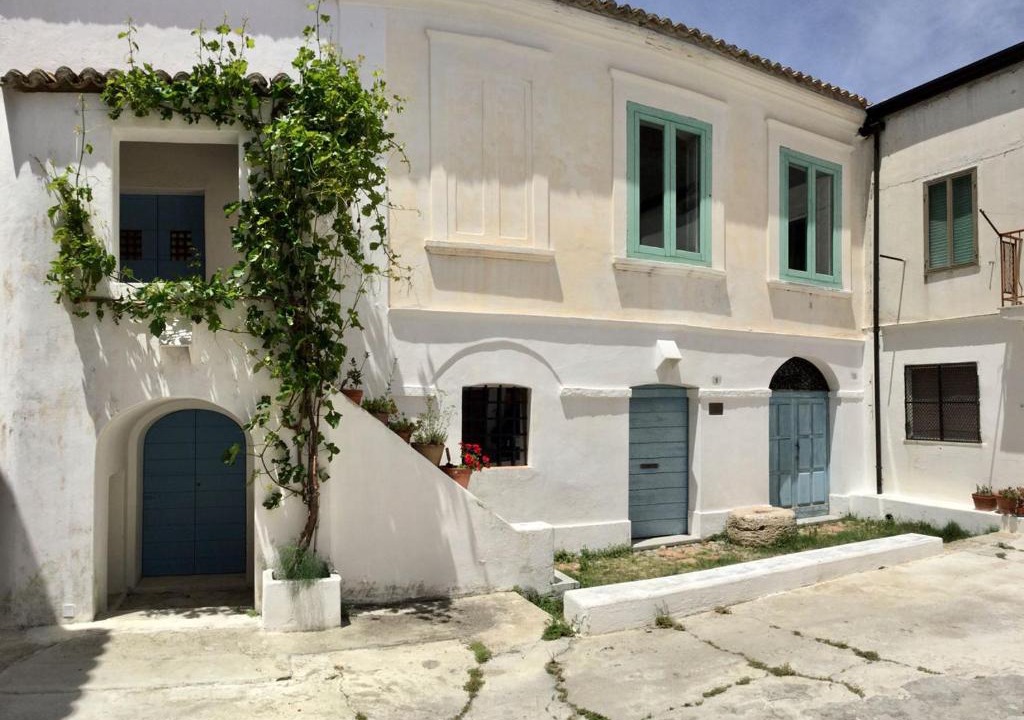 Strongoli House | BORGO PETELIA, Casa Centro, Antica abitazione calabrese con giardino, ristrutturata