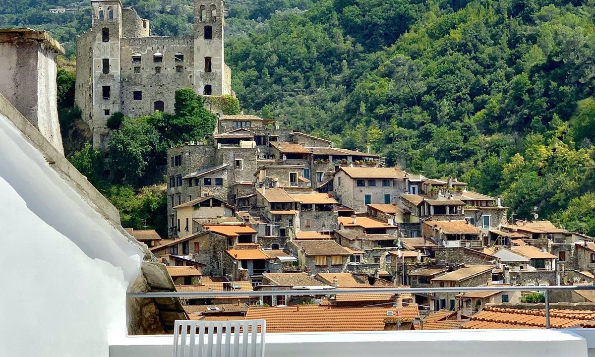 Dolceacqua House | Breathtaking views of the Castle and Roman Bridge, 4BEDS, 4BATHS, AC, FREE WIFI