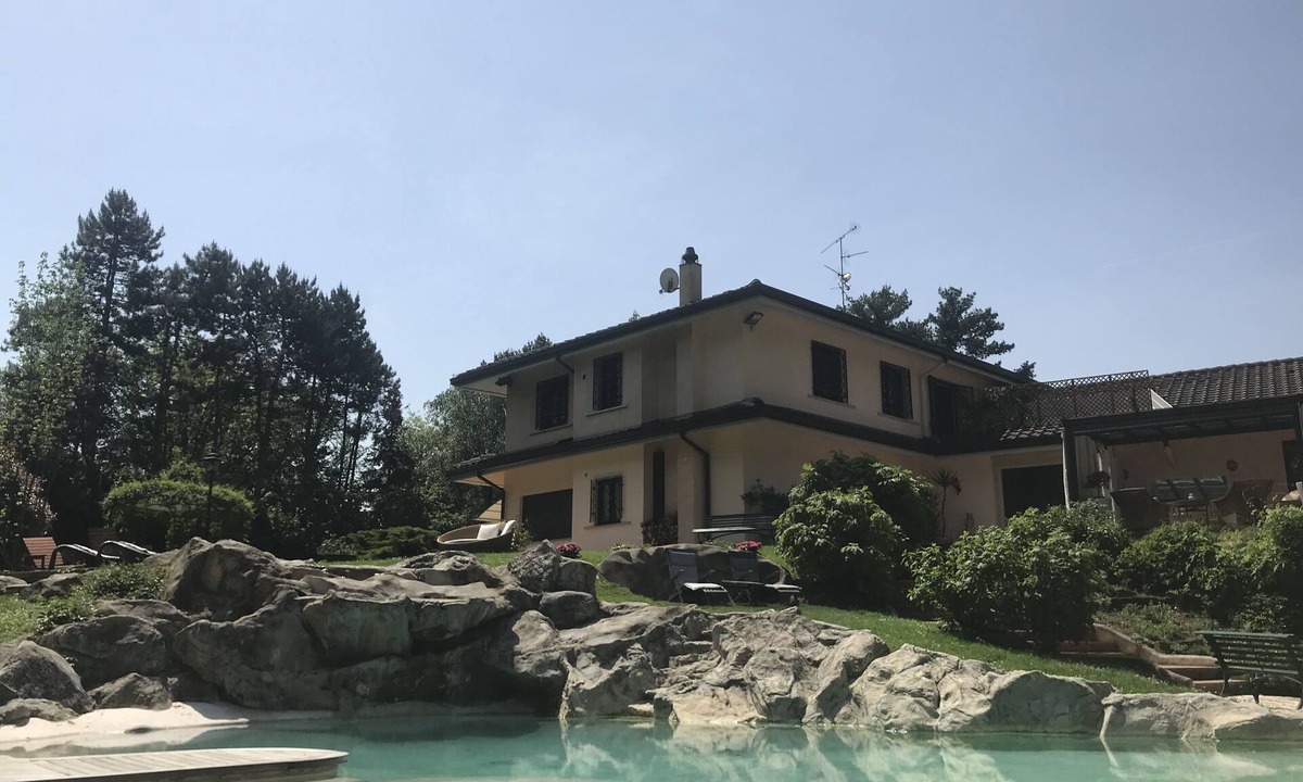 Arcore Apartment | Buen Retiro. An partment in a private villa with park, tennis and swimming pool