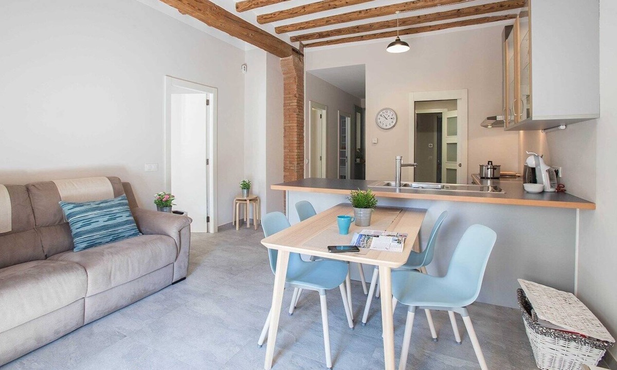 Ripoll Apartment | Can Salvans, Apartamento de diseño en zona tranquila cerca de la estación de ferrocarril