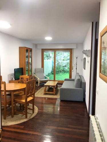 Comillas City Center Apartment | Casa Buganvilla. Apartamento con jardín, a 100 metros del centro.