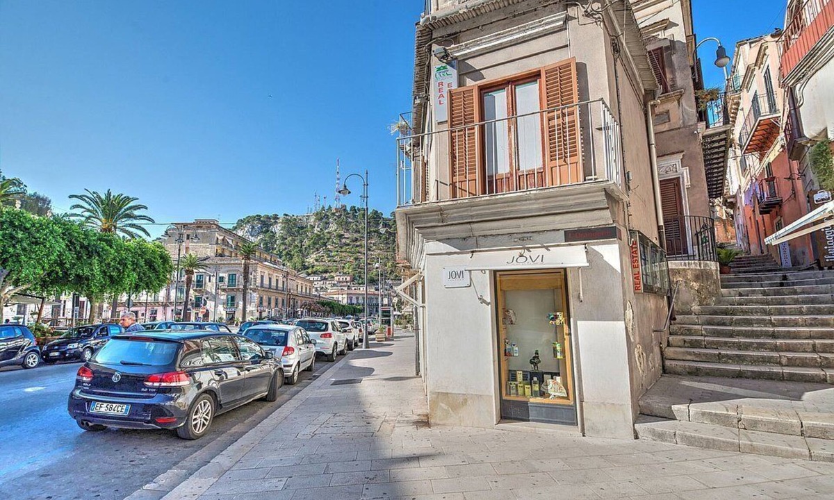 Modica Apartment | Casa Orangina: An elegant and welcoming apartment that is part of an historic villa, with Free WI-FI.