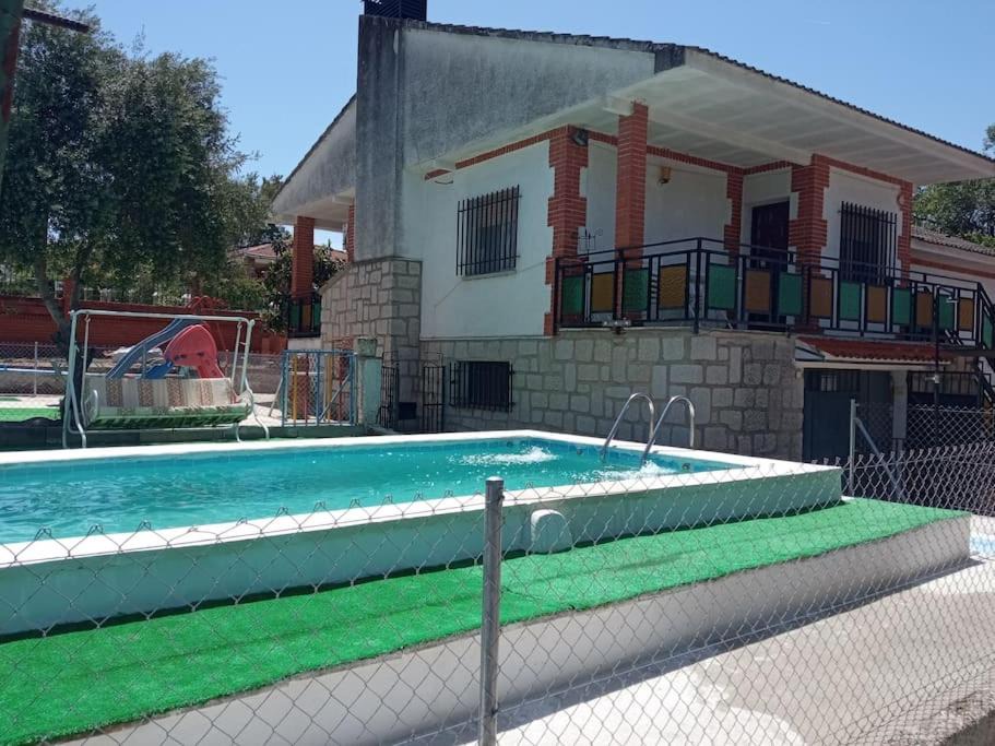 Escalona Ski Chalet | Casa rural con piscina, barbacoa y parque infantil