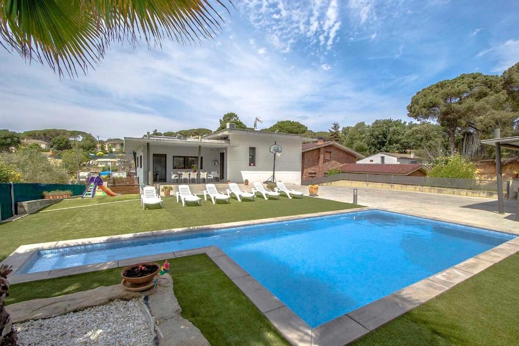 Sils Villa | Catalunya Casas Modern Marvel,15 min to Costa Brava beaches!