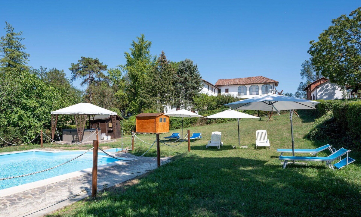 Azzano d'Asti Villa | Cosy apartment in villa for 6 people with WIFI, pool, A/C, terrace and pets allowed