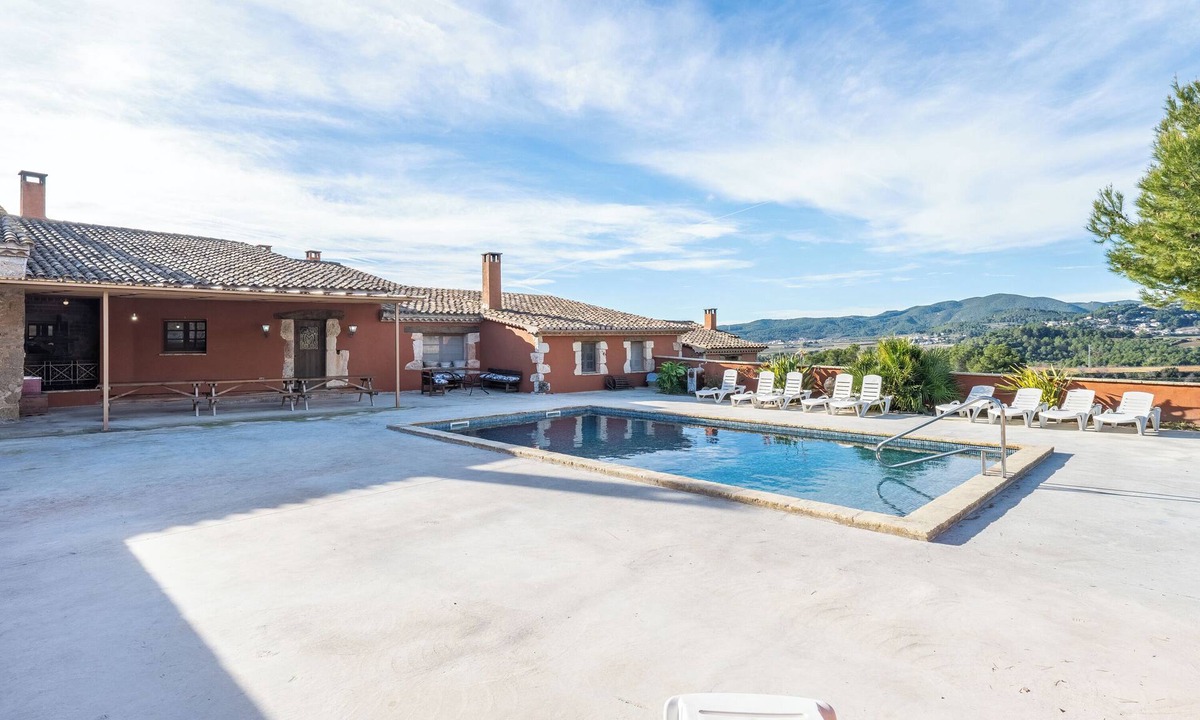 Torrelles de Foix House | Country House 'Can Cruset' with Mountain View, Private Pool and Wi-Fi
