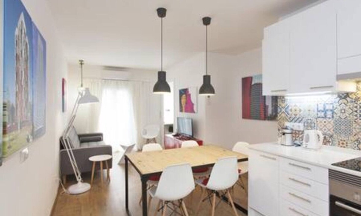 El Port Apartment | Designer Apt near FIRA Balcony/5PP/WIFI/SMART TV by MyRentalHost