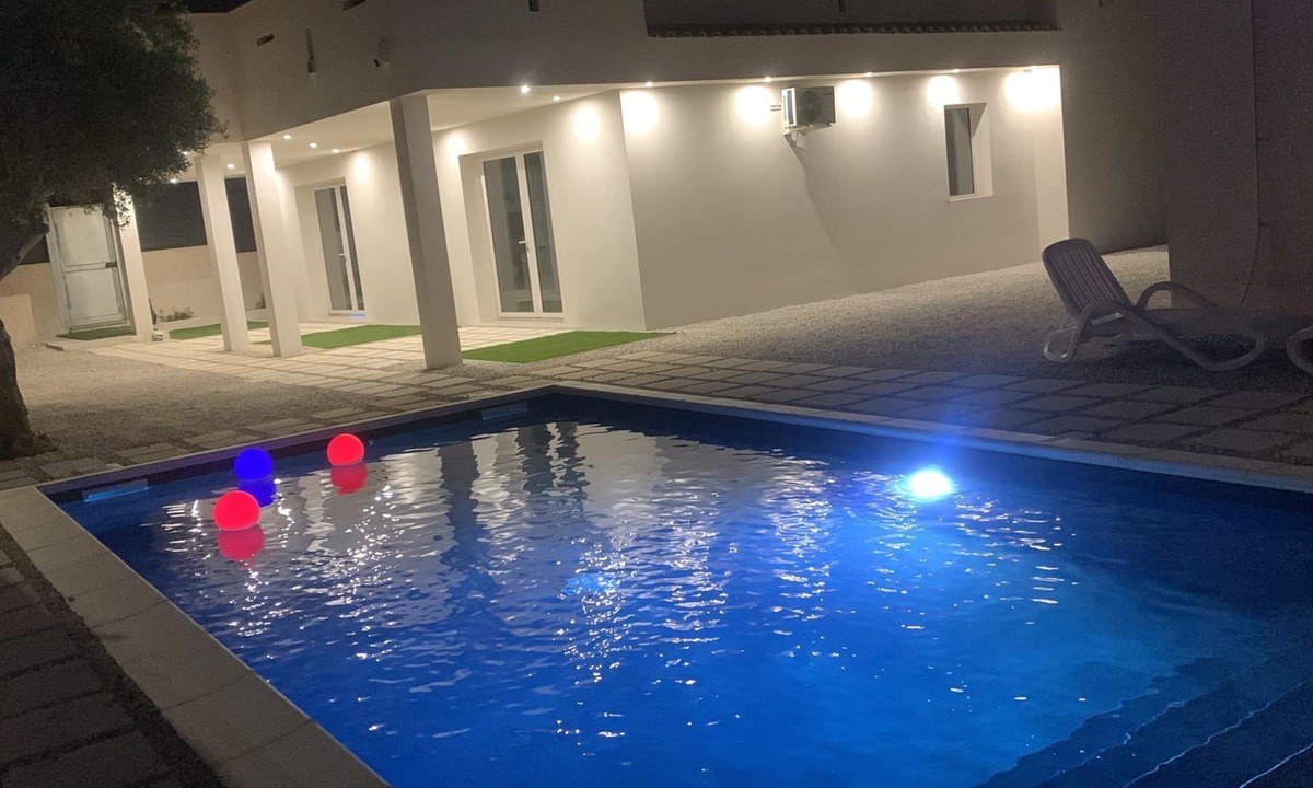 Scoglitti Apartment | Eggplant apartment in villa with swimming pool, sea village Scoglitti