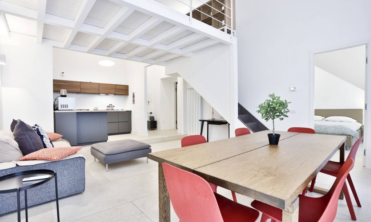 Rione Duomo Apartment | Elegant apartment able to accommodate up to 6 people with three bedrooms and two bathrooms, totally new both in the renovation and in the furnishings and with fine finishes. The accommodation is located in the central area, a few steps from the Villa Com