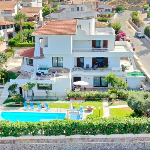 Crotone Bed & Breakfast | EliMar Villa & Pool