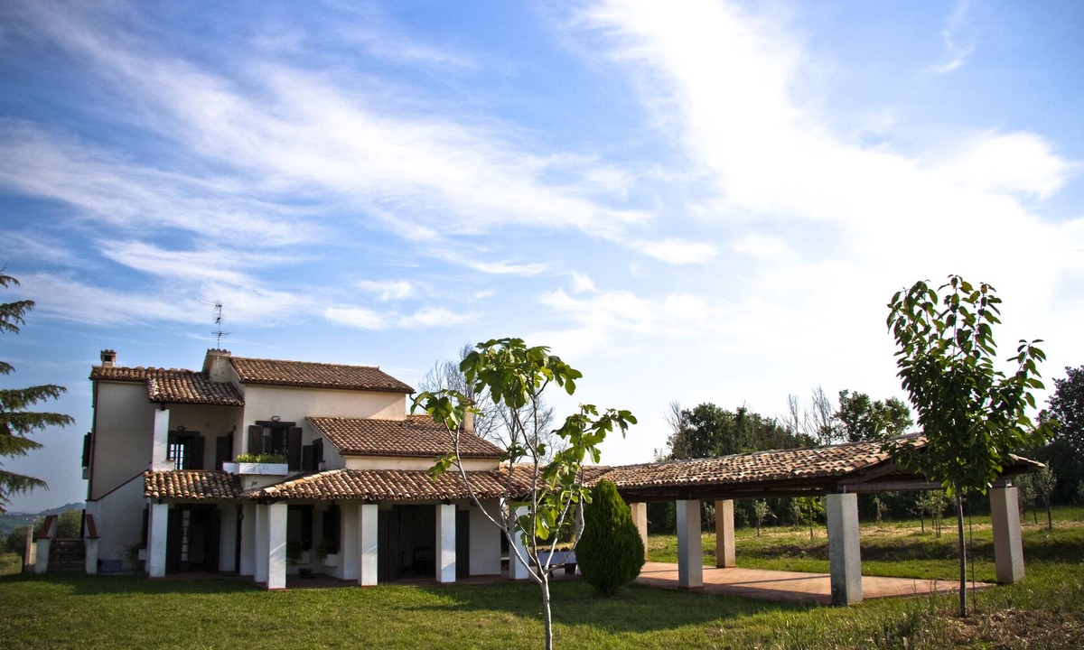 Rapino House | farmhouse immersed in the green Abruzzo countryside with a tennis court