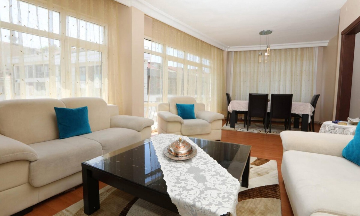 Uskudar Apartment | Flat with Two Living Rooms and Balcony in Uskudar
