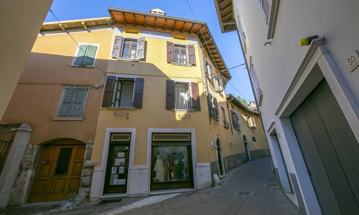 Toscolano Maderno Apartment | Gufo- Flowers -100m Near Lake, Toscolano Maderno, Italy