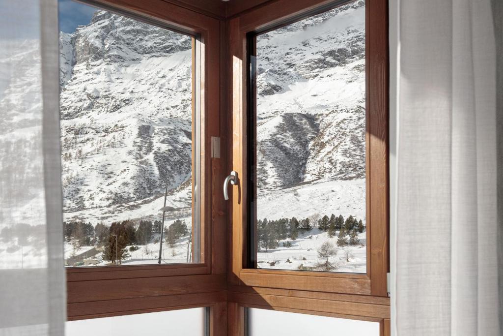 Cervinia Apartment | HelloCHALET - The One - Bootdryer, home theatre with subwoofer, netflix, hydromassage Turkish bath