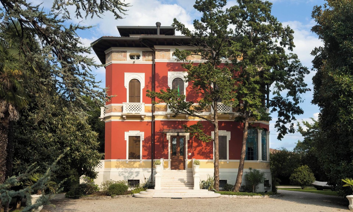 Sacile Villa | Historic Liberty Villa with Tower, Venetian Gondola & Riverside Park