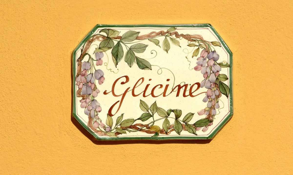 Castelnuovo Magra Apartment | Holiday Apartment "Agriturismo Monteverde - Glicine" with Shared Pool, Private Terrace & Wi-Fi