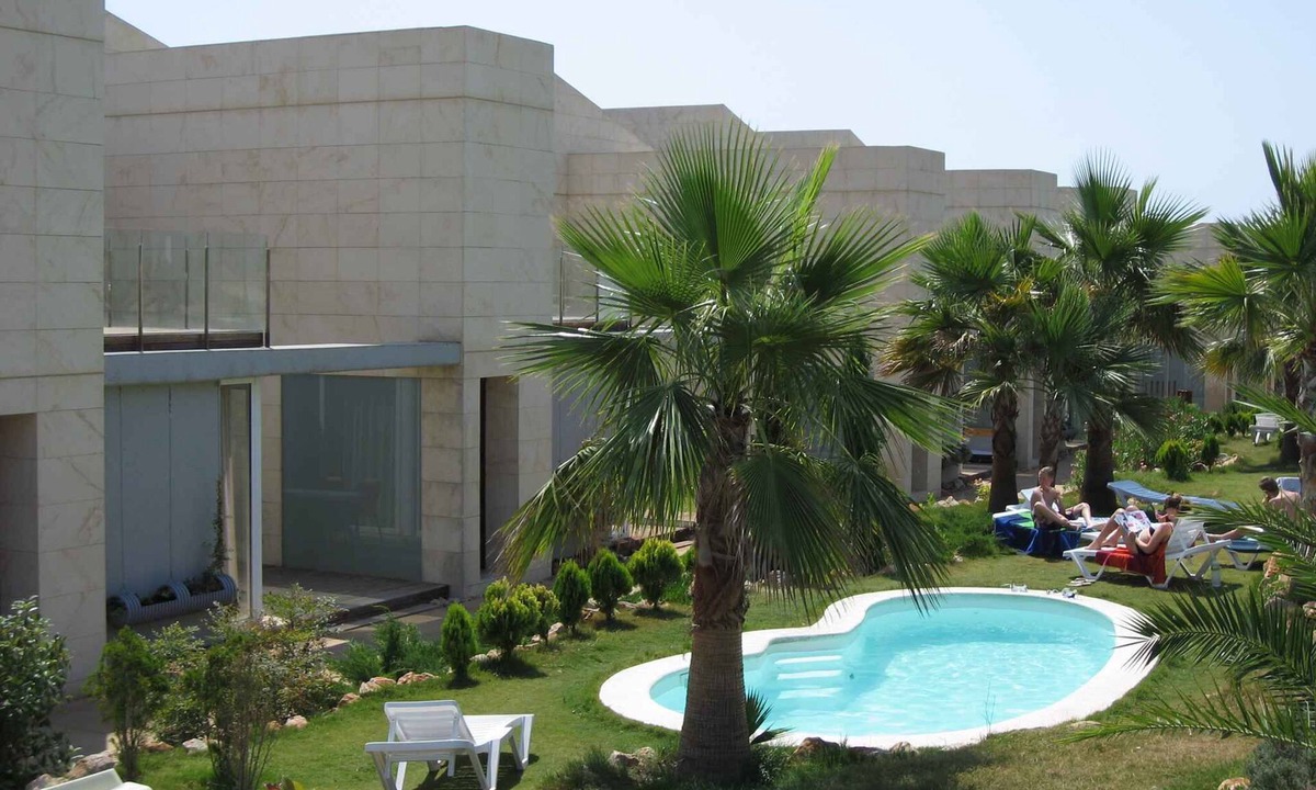 L'Escala Apartment | Holiday apartment with a beautiful garden and several small pools