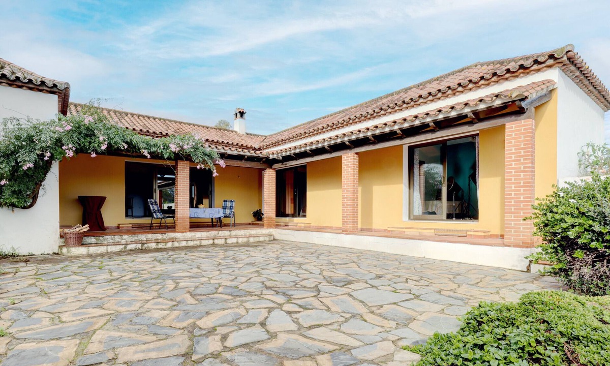 Jimena de la Frontera House | Holiday Home 'Finca Los Pájaros' with Private Terrace, Wi-Fi and Air Conditioning