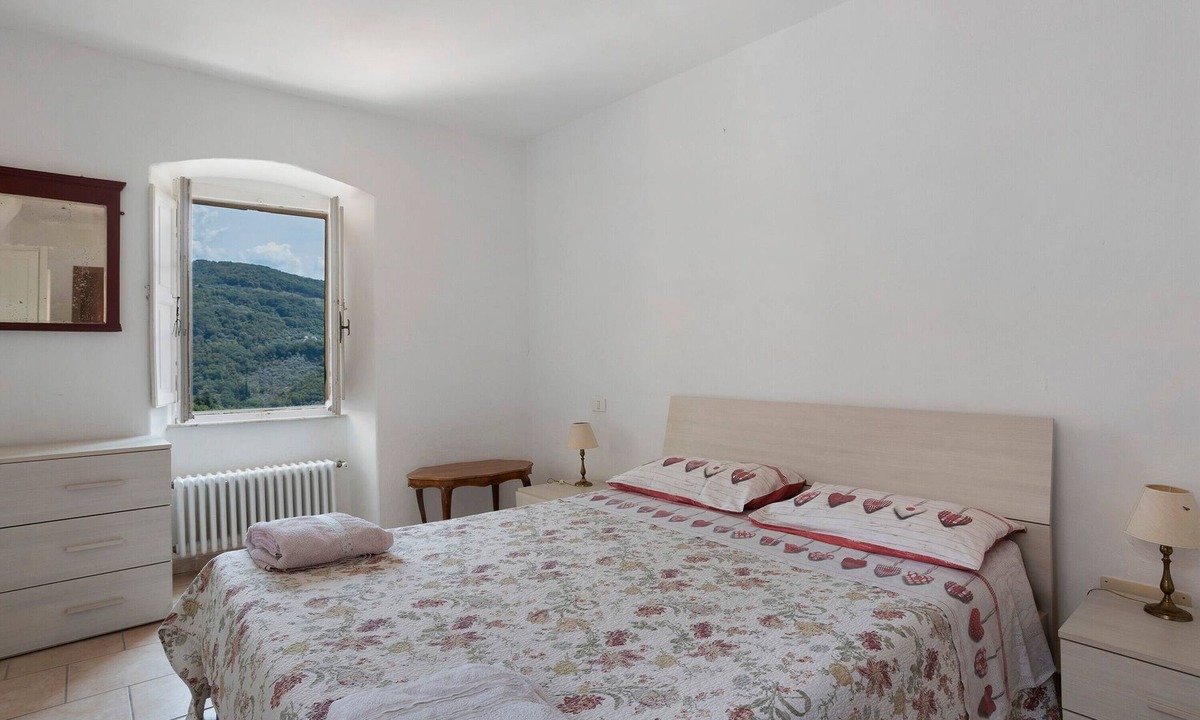 Castelnuovo Magra House | Holiday Home 'Casa Di Luciana' with Balcony and Wi-Fi